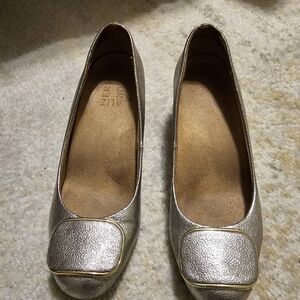 Gold Naturalizer pumps, size 6